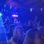 Band Wat Oars live, feestvierders in polonaise