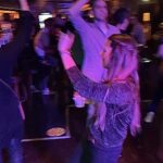 Feestvierders in café