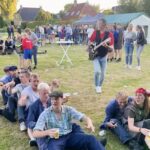 Band Wat Oars-gitarist tussen de feestvierders.