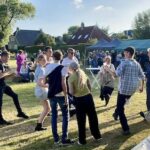 Feest met Band Wat Oars: dansende feestvierders.