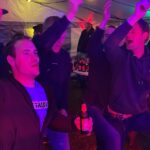Meezingende feestvierders tijdens Kleintje dorpsfeest in feesttent.