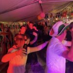 Polonaise tijdens optreden van Band Wat Oars in feesttent tijdens doarpsfeest/dorpsfeest.